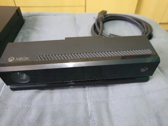 Kinect para Xbox One + 4 jogos (mídia física)