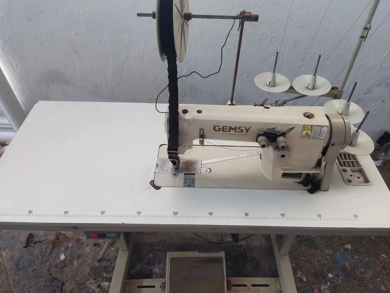 Máquina de costura ombro-a- ombro industrial. - Foto 2