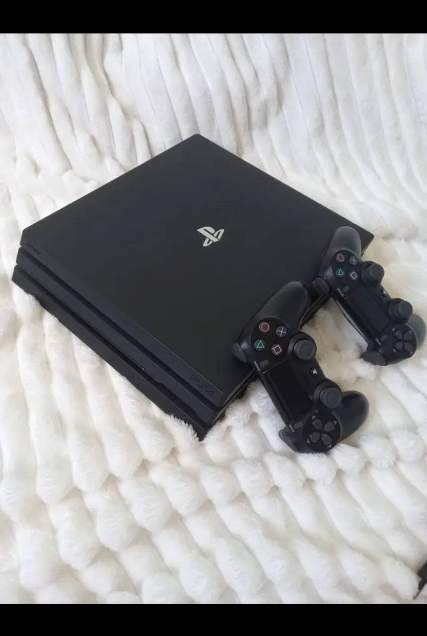 PlayStation 4 Pro com 2 Controles - Impecável