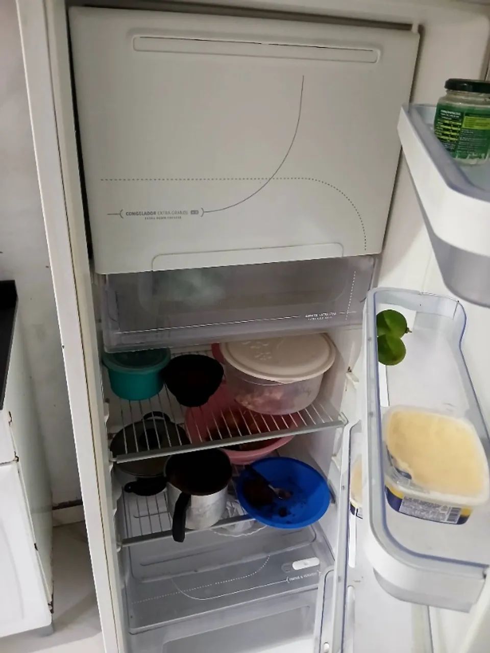 Vendo geladeira ela está com problema na porta  - Foto 2