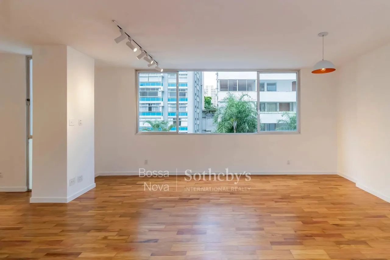 Apartamento reformado em rua tranquila de Higienópolis