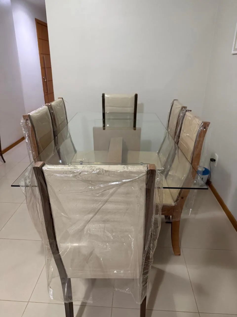 Table with 6 chairs damaged64317062363393122