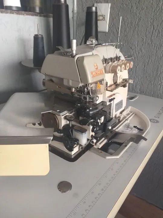 Máquina de Costura Overlock Singer Industrial