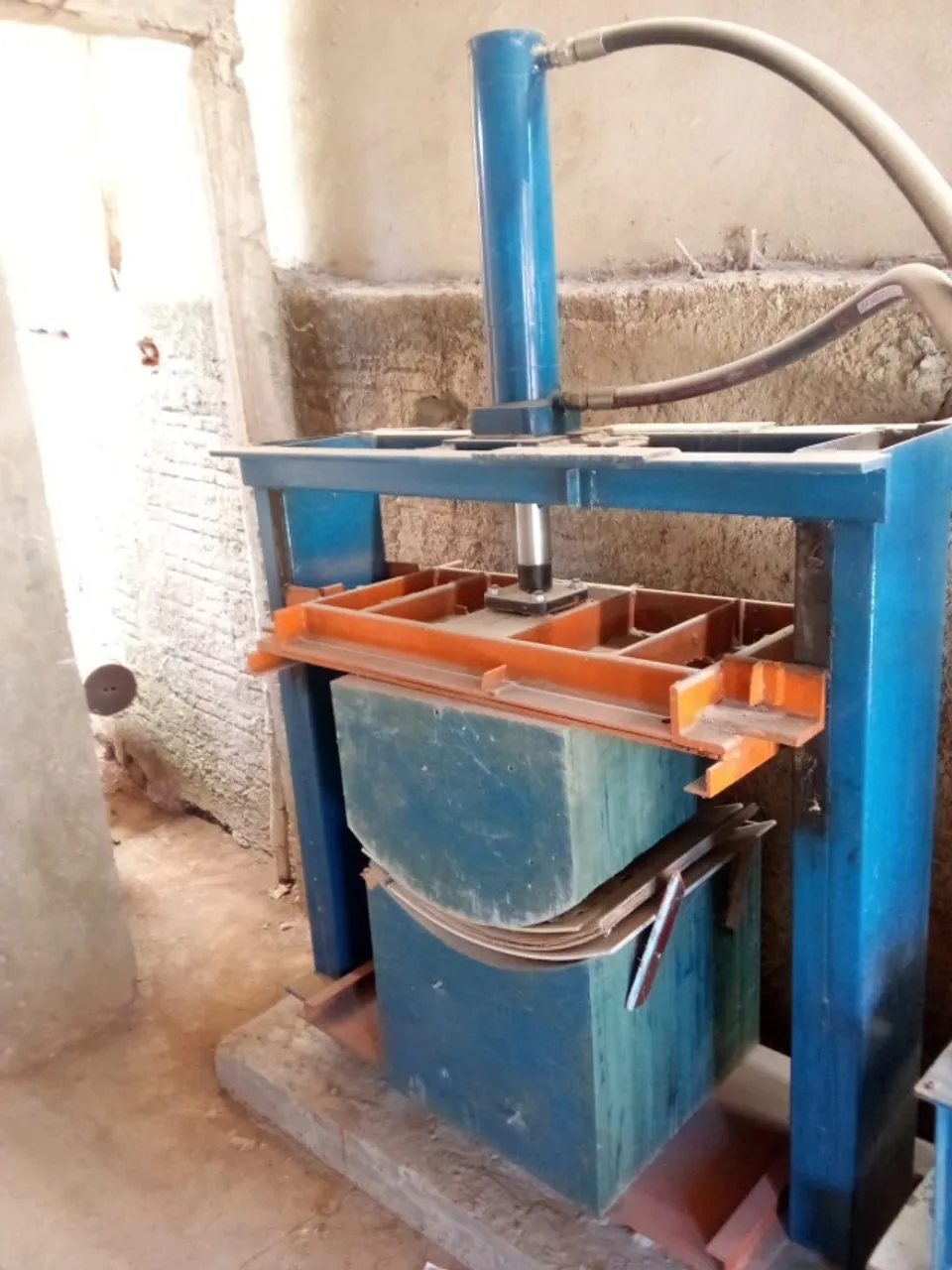 Prensa hidráulica 80 toneladas de pressão e forno a lenha