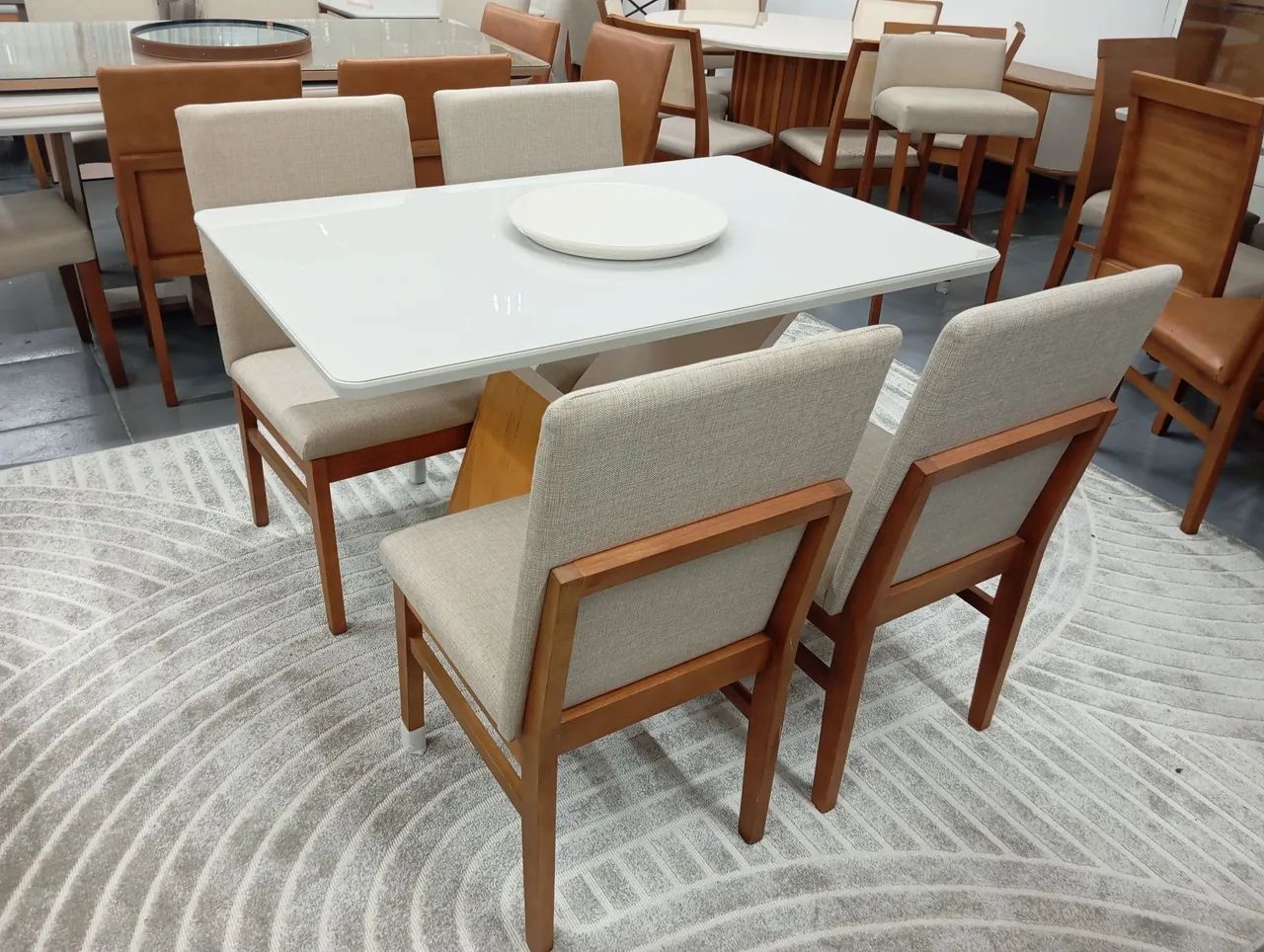 Mesa para sua sala de jantar com cadeiras de madeira maciça  - Foto 2