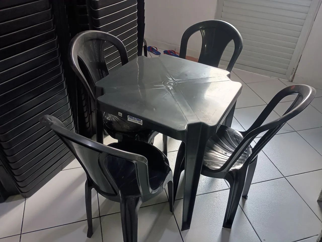 Venda de mesas e cadeiras plásticas 