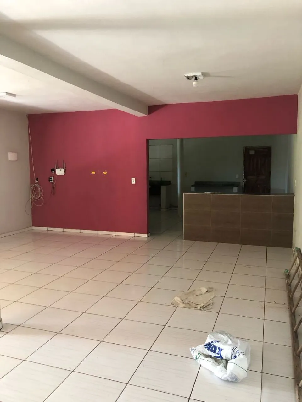 Casa com 2 andares, toda avarandada.