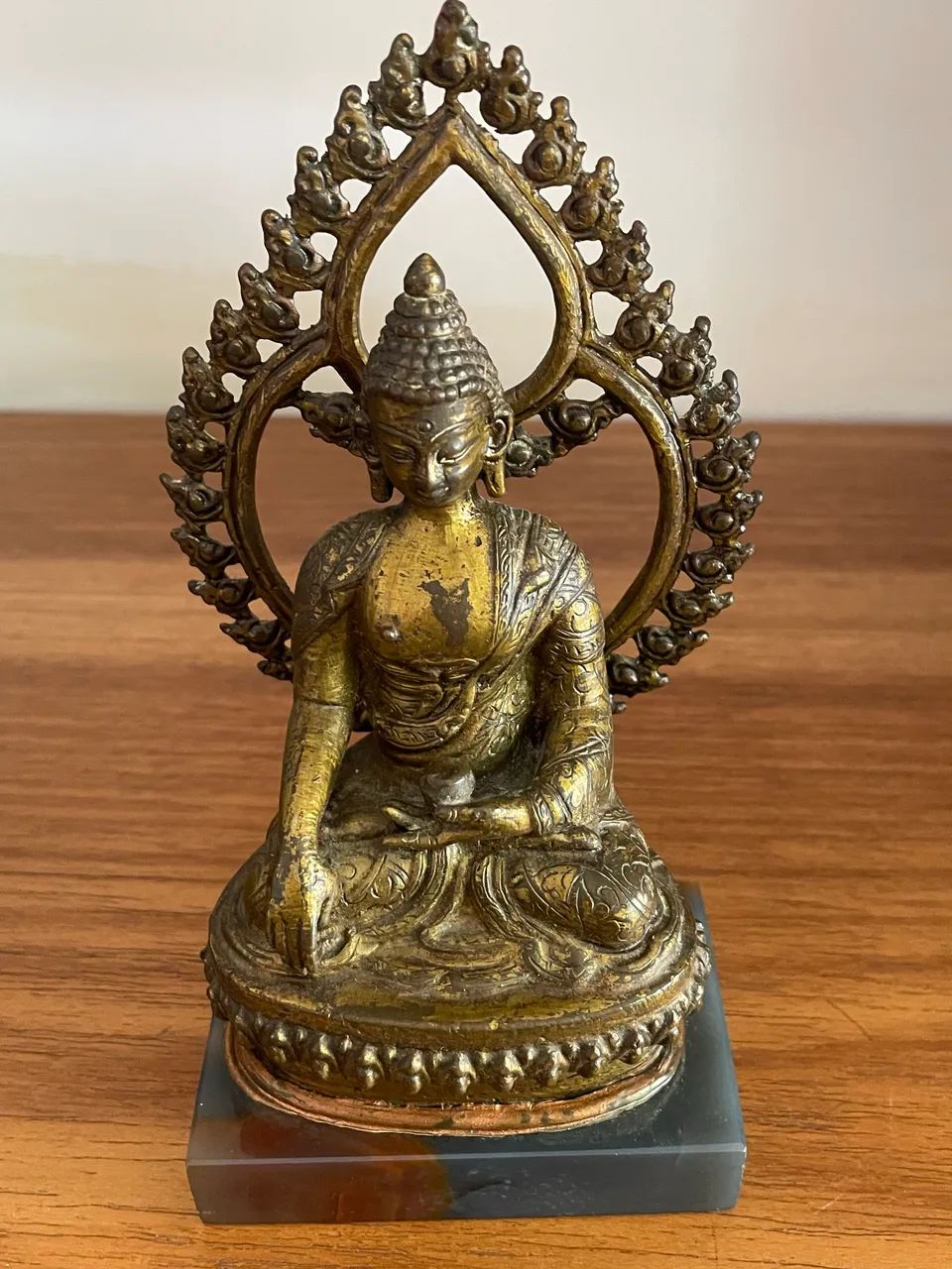 Buda Decorativo em Metal com Base em Pedra - 17 cm