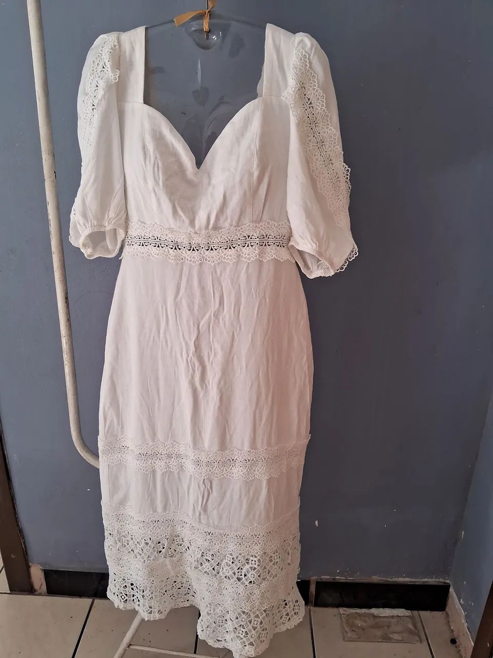 Vestido Branco com Detalhes em Renda