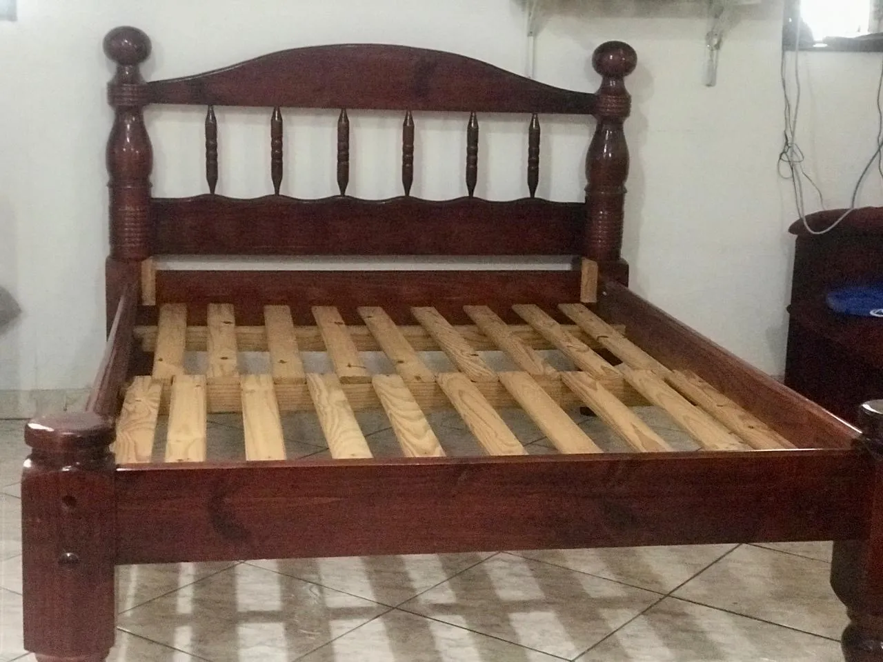 Cama de Madeira Maciça