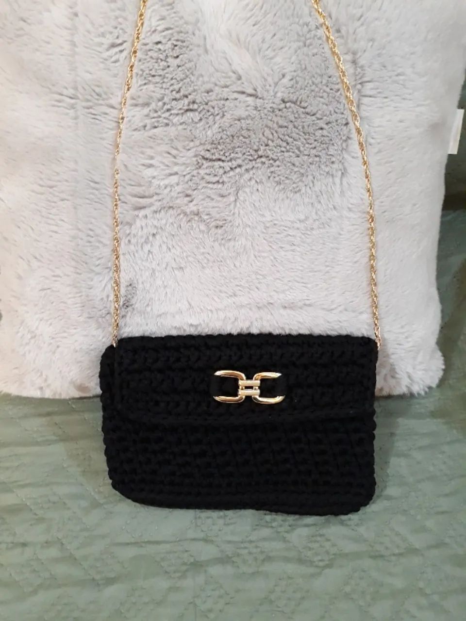Vendo bolsa de crochê, preta, nova, com alça de corrente dourada