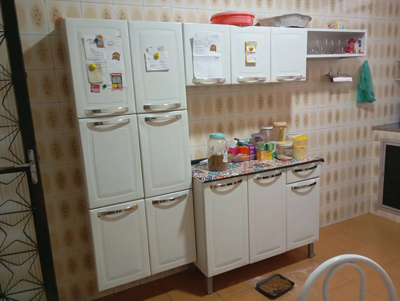 Armários de cozinha completos e espaçosos