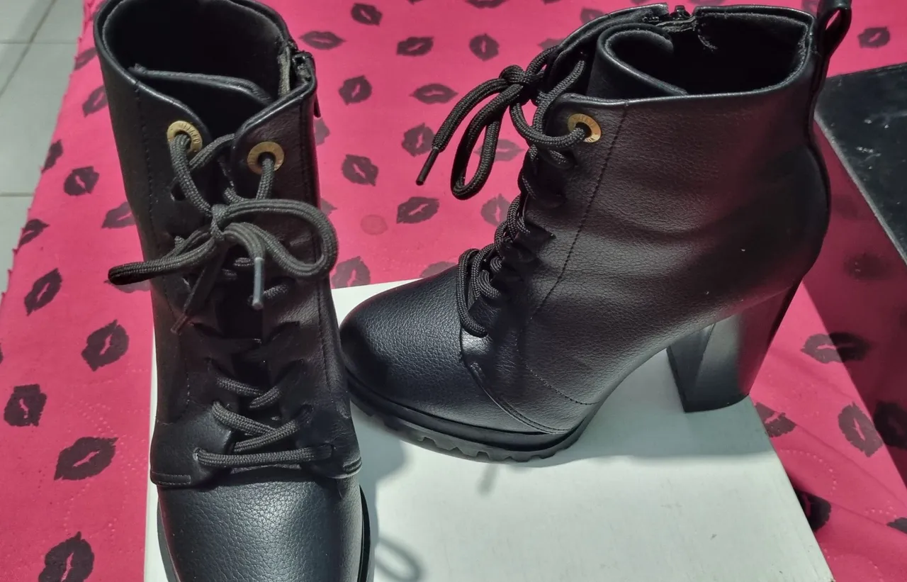 Bota feminina preta com cadarço e salto