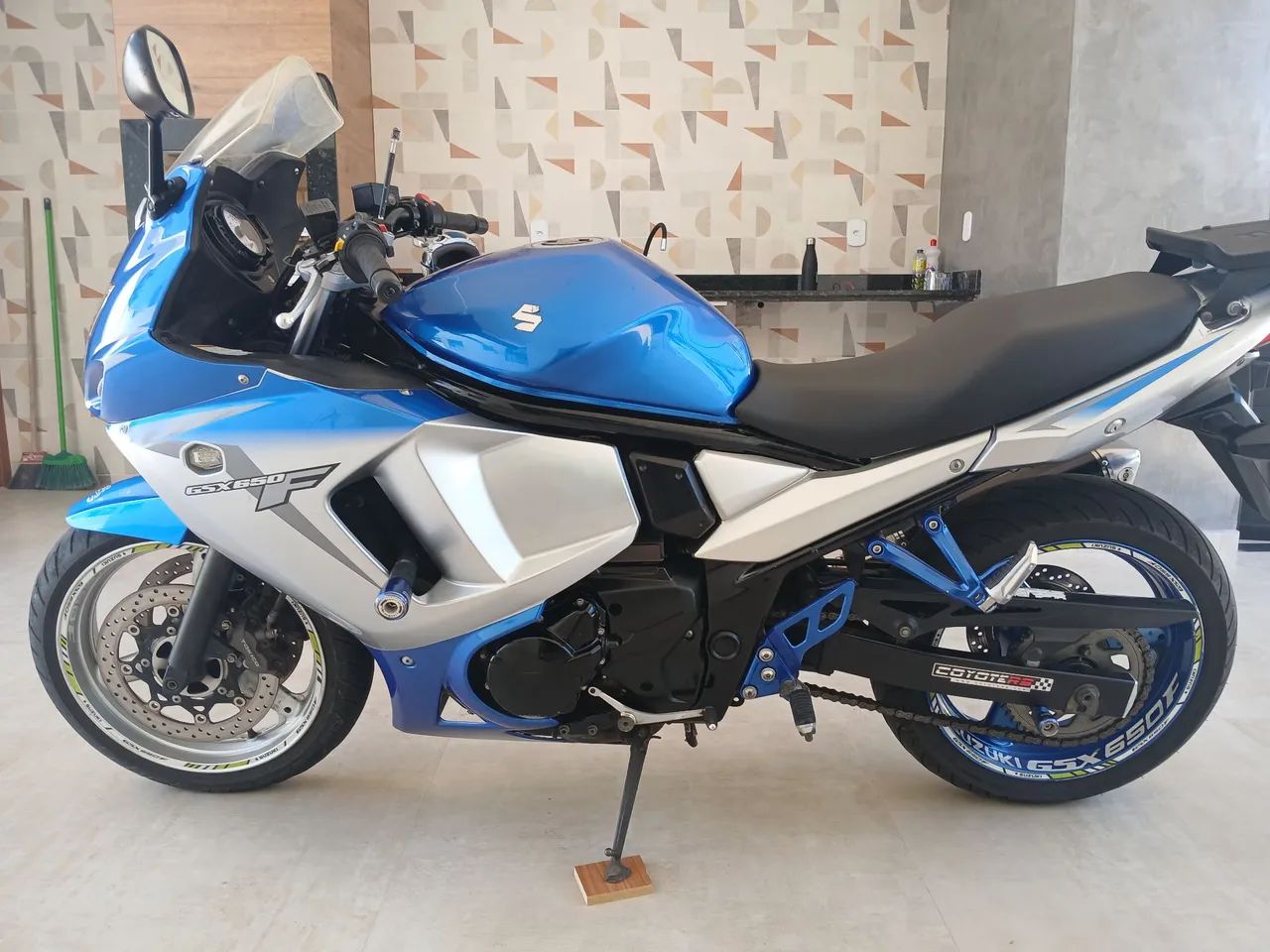 Suzuki GSX 650F - 2 dono.  Manual e chave reserva. 
