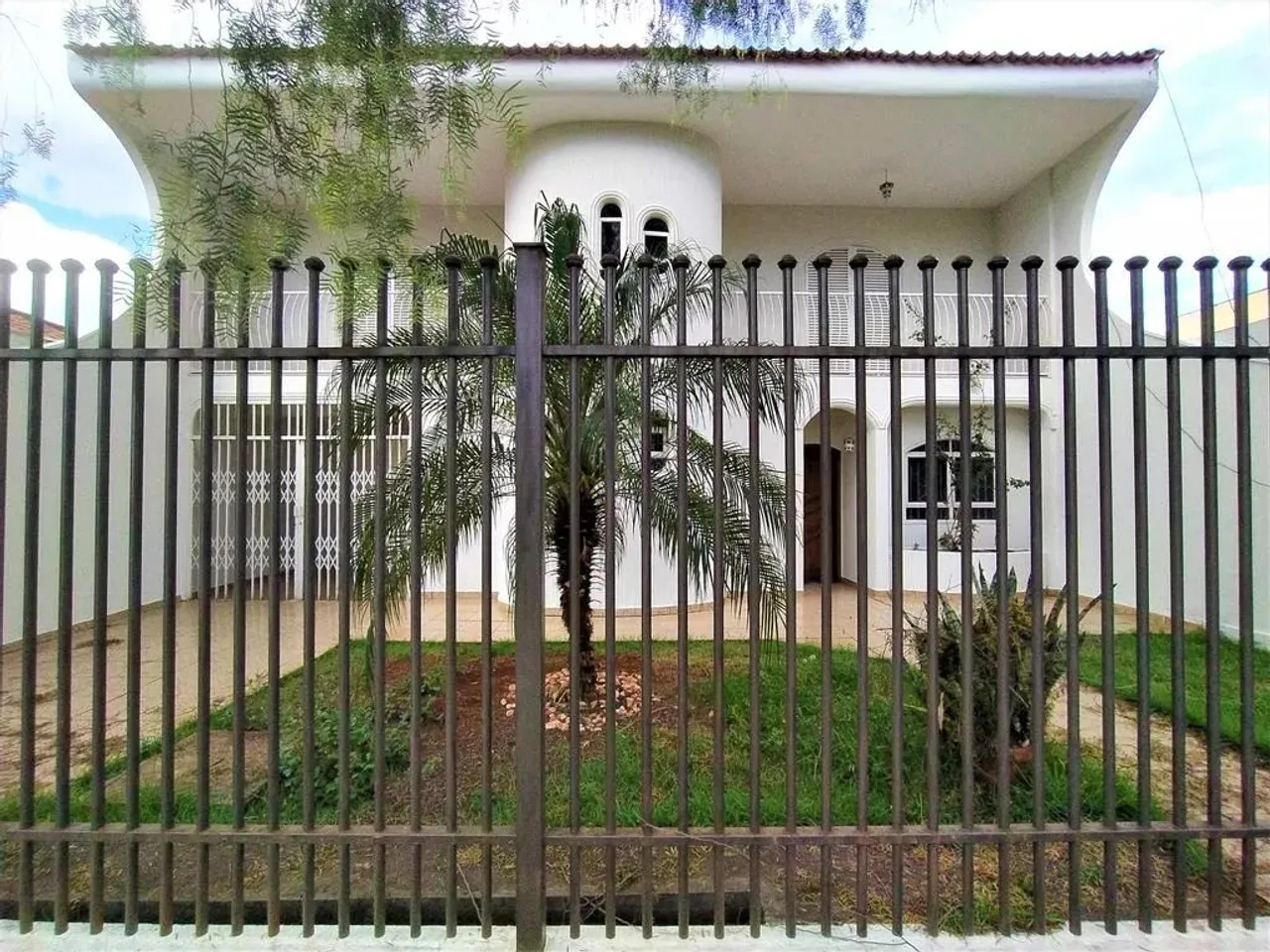 Sobrado com 241.8 m² e 4 Quartos à Venda no Jardim América - Maringá