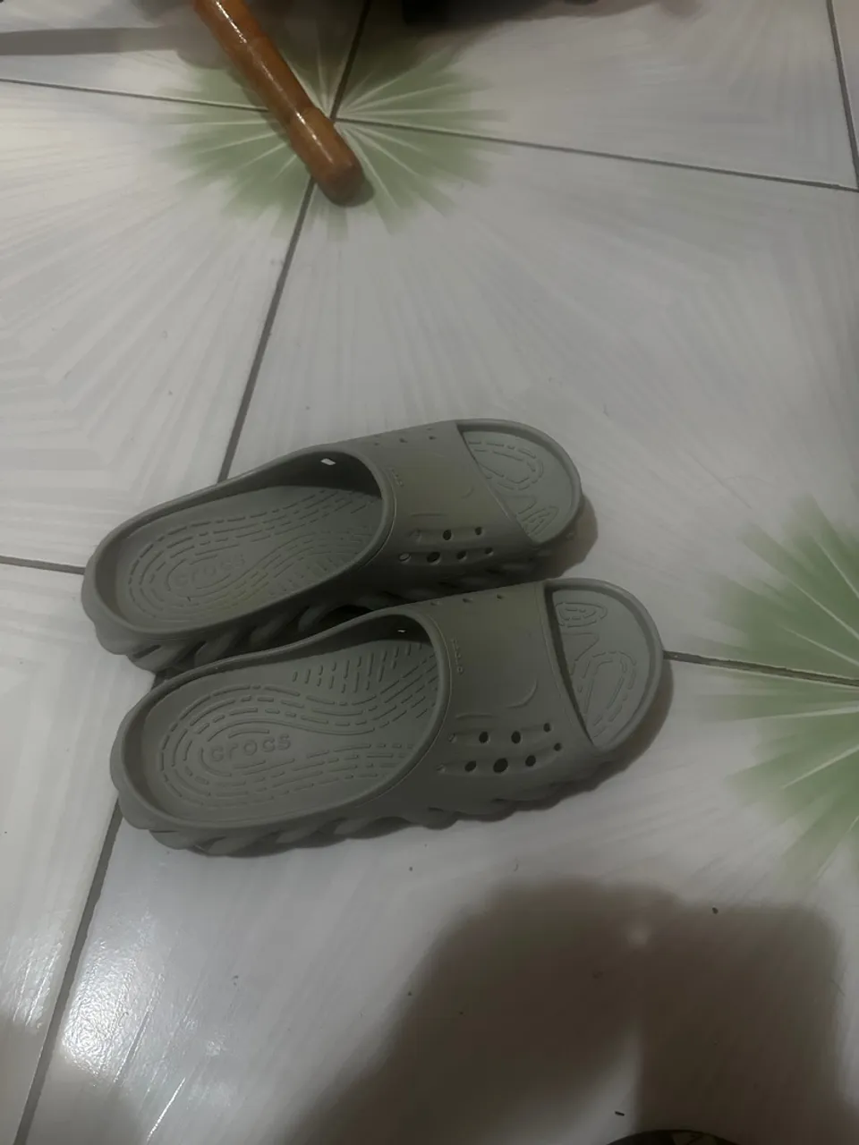 Sandálias Crocs Cinza - Conforto e Estilo!
