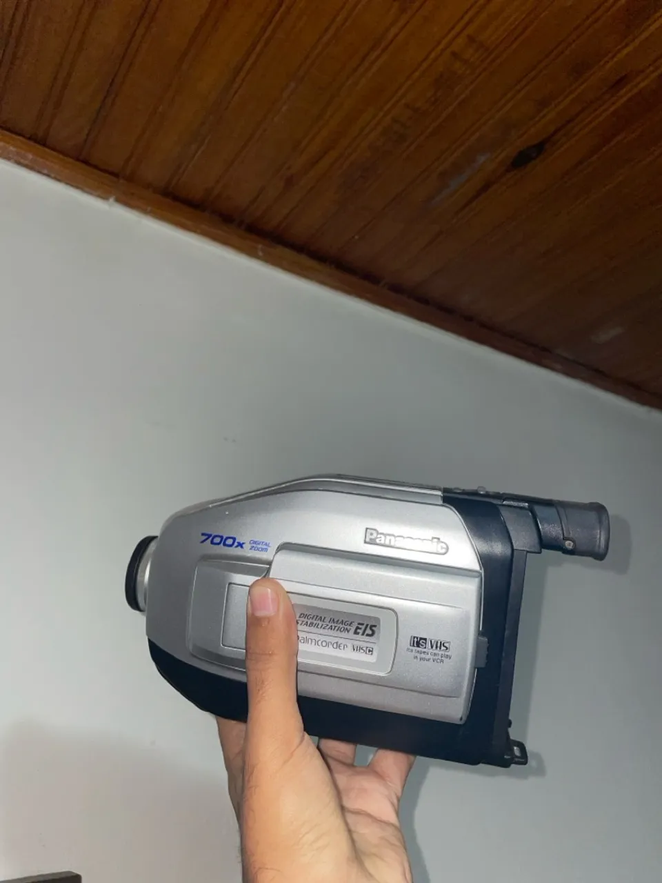 Filmadora Panasonic VHS-C 700x (Comprar outra bateria)