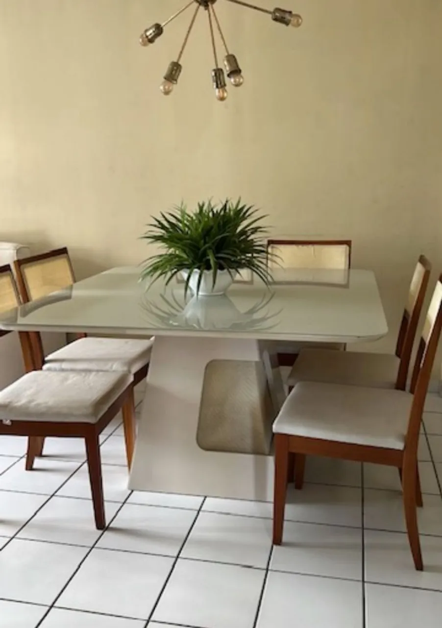 Mesa de Jantar Moderna com Tampo de Vidro