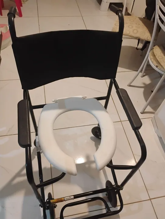 Cadeira de rodas com assento sanitário