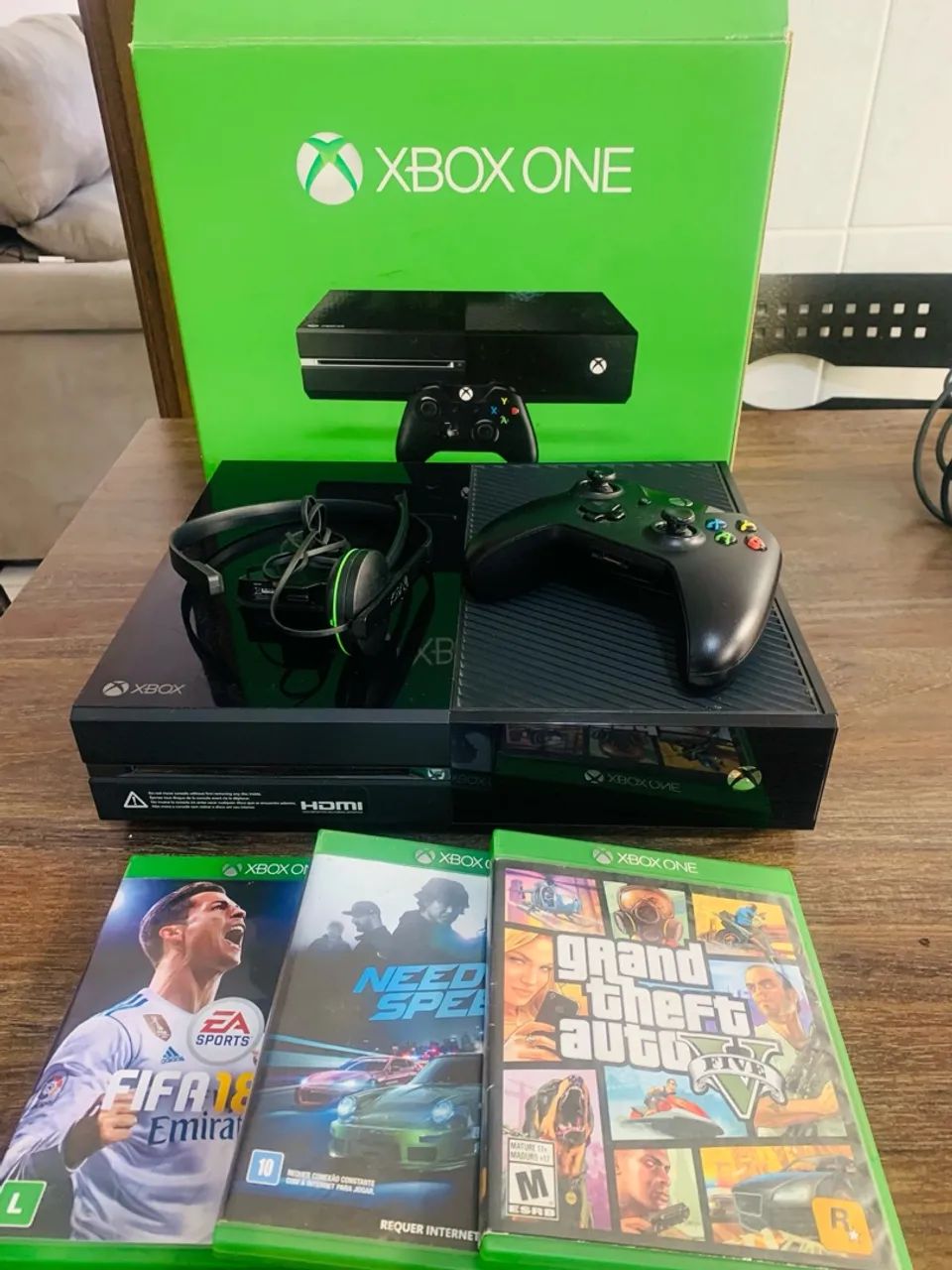 Xbox One com jogos e acessórios