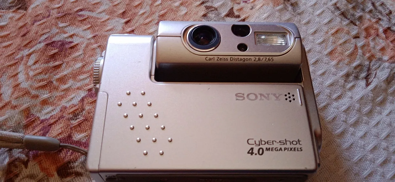 Câmera Digital Sony Cyber-shot 4.0 Mega Pixels