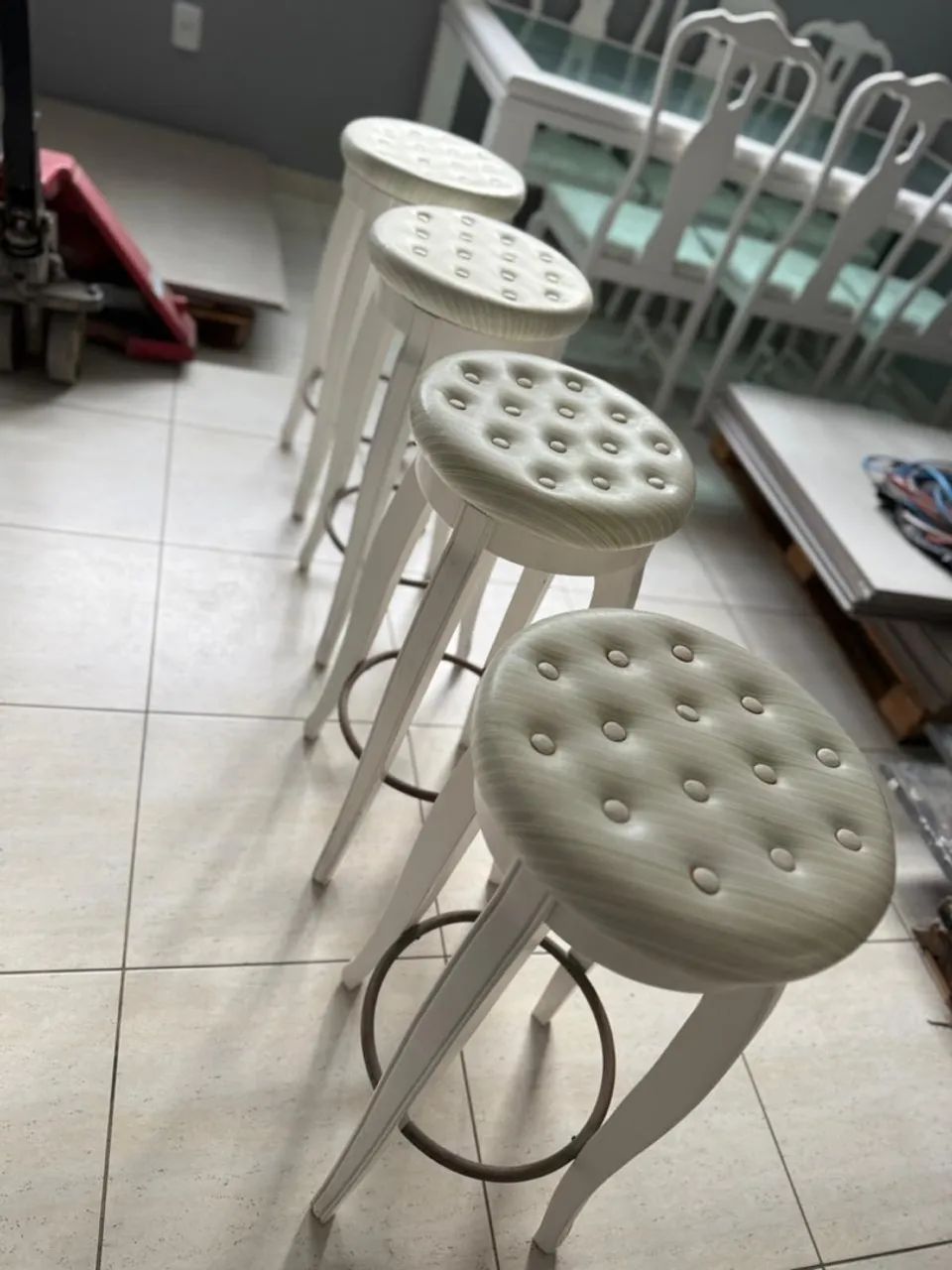 MESA COM CADEIRAS E BANQUETAS - Foto 4