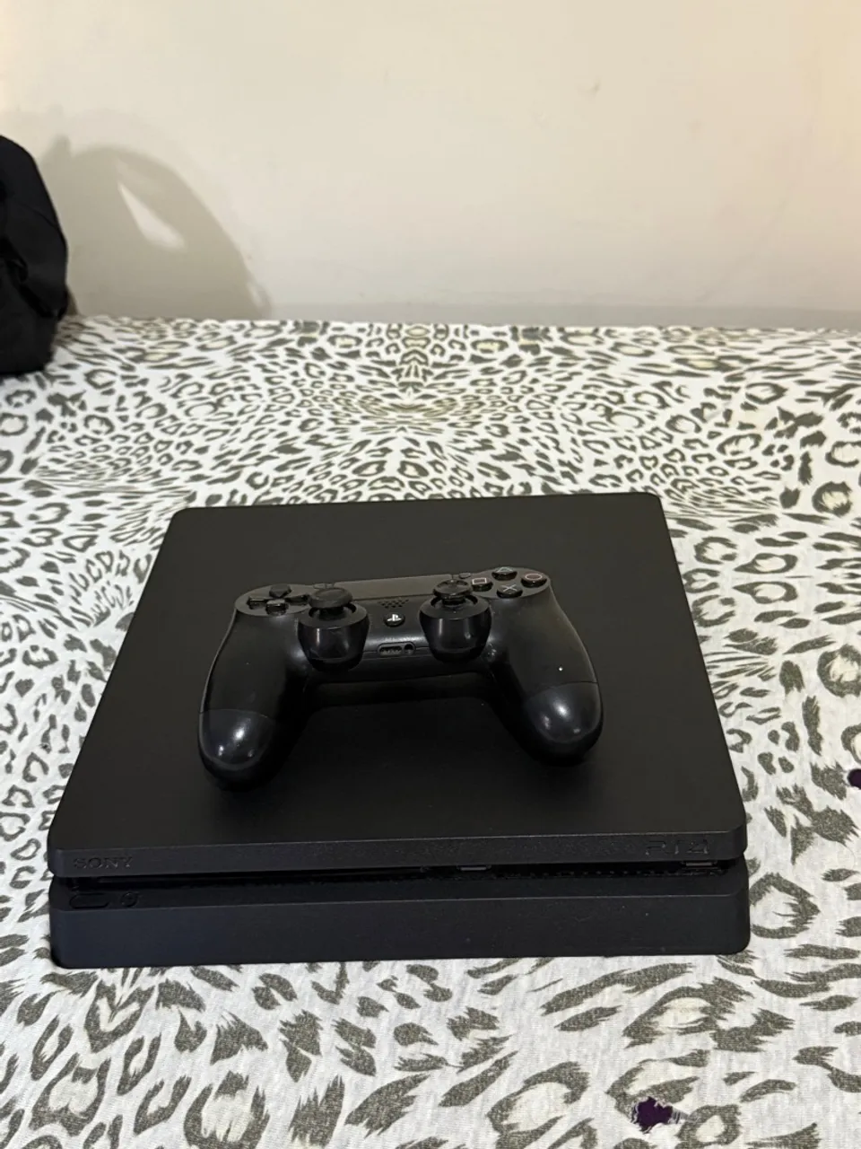 Playstation 4 Slim - Console + Controle