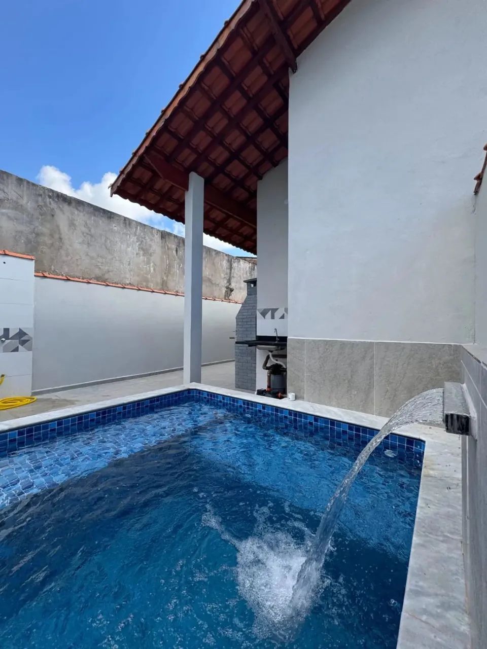 Casa para venda com 126m², 2 vagas no bairro Loty