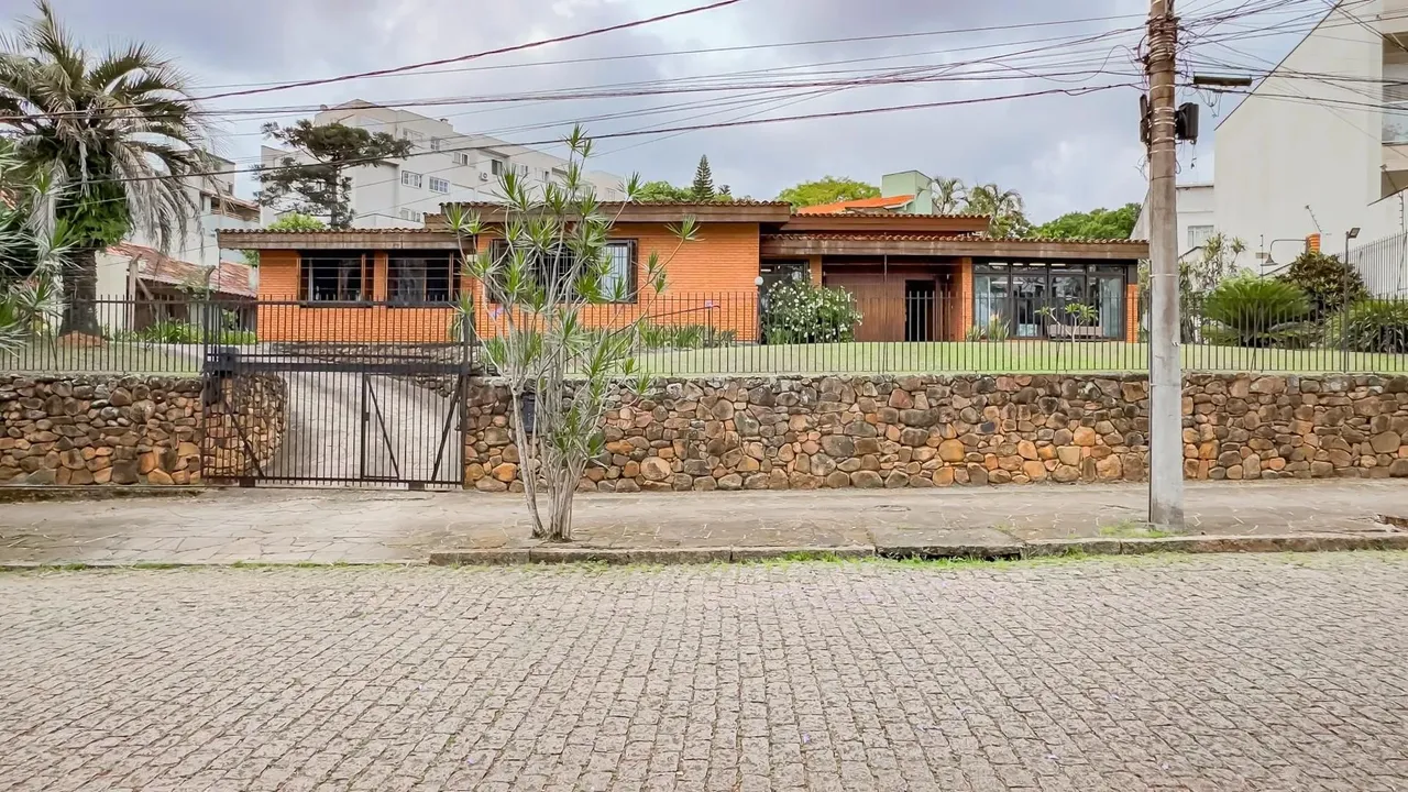 Casa com 3 quartos e 313m² à venda em Chácara das Pedras, Porto Alegre. Rua Joao Paetzel,