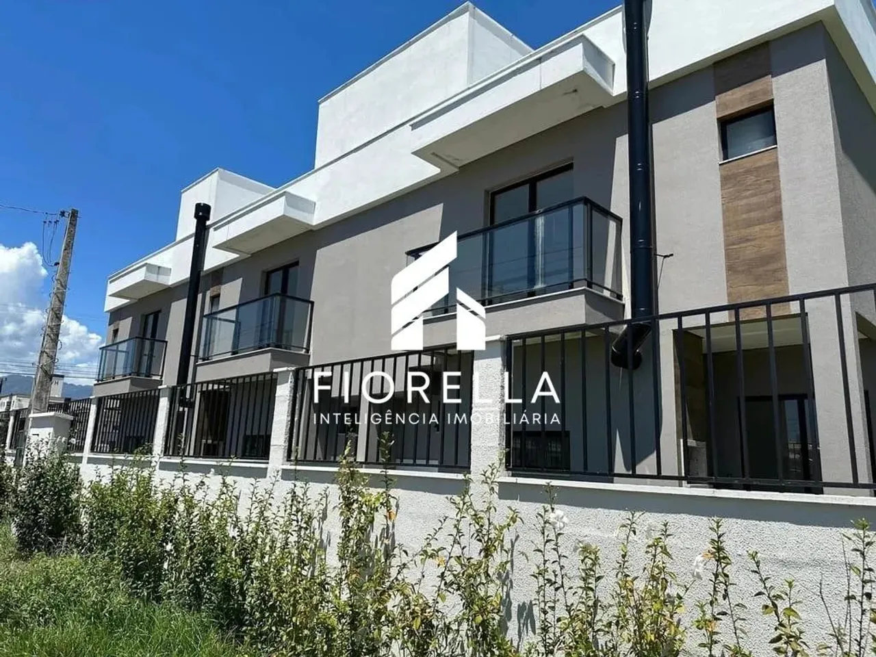 Sobrado novo à venda em condomínio fechado, no bairro Nova Palhoça, Palhoça/SC.