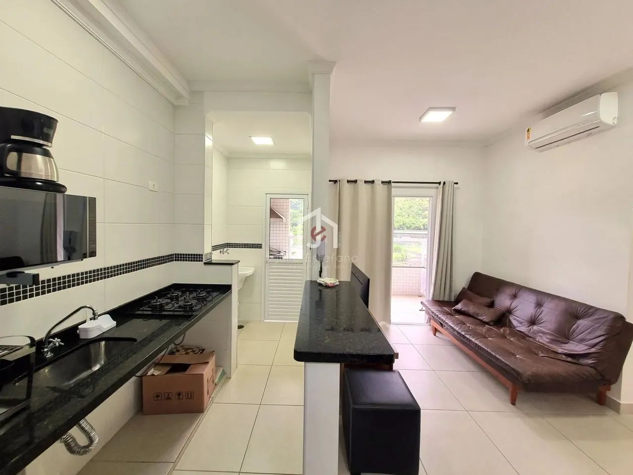 Apartamento, 2 Dormitórios (1 Suíte) & Varanda - Toninhas - Ubatuba/SP