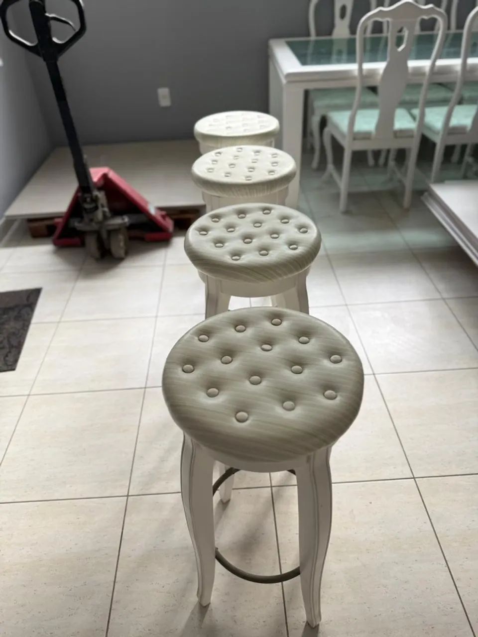 MESA COM CADEIRAS E BANQUETAS - Foto 3