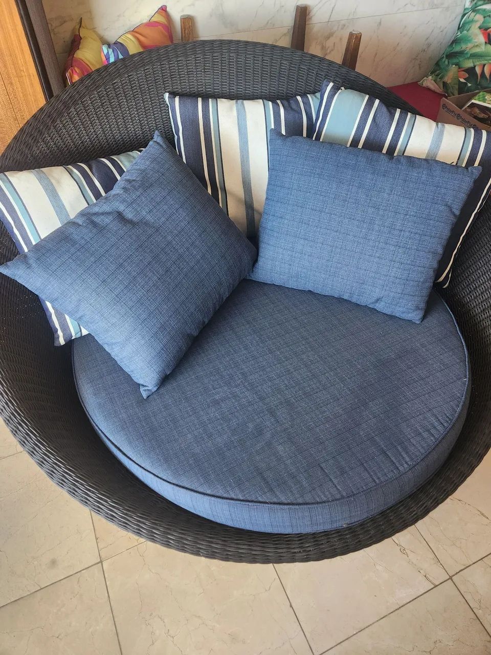Sofá chaise preta - Trançarte (com almofadas)