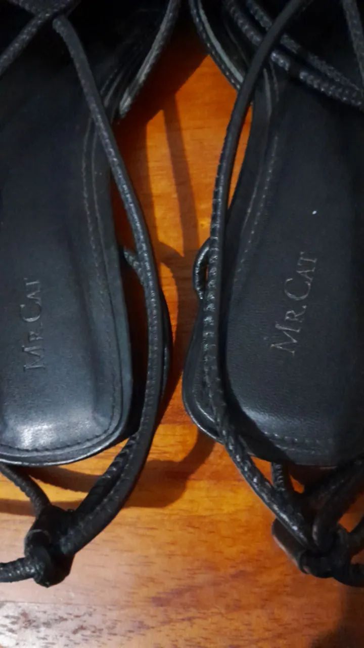 Sandálias de couro preto com amarração - Foto 3