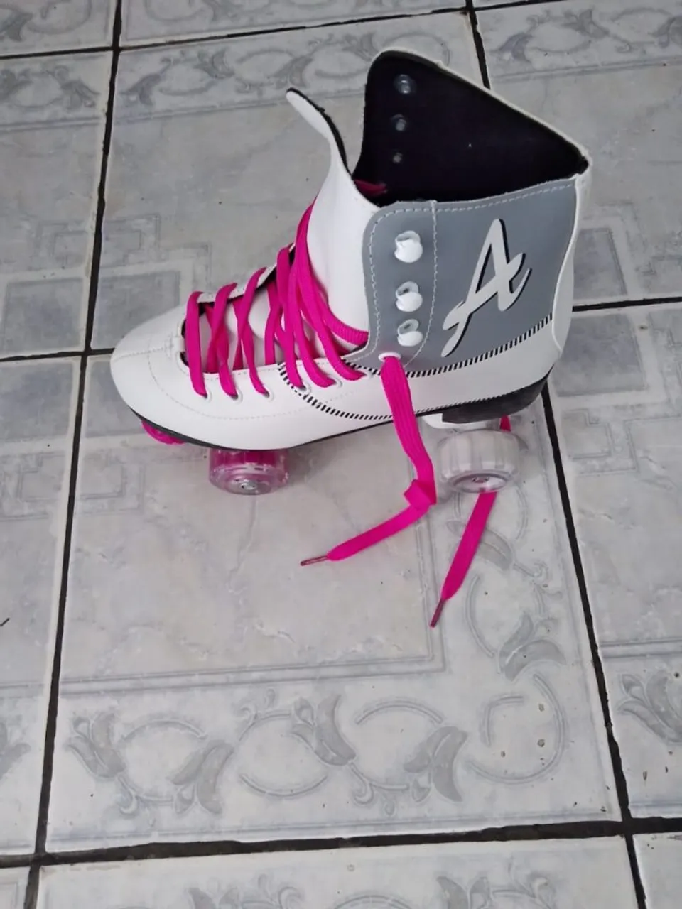 Patins Roller Branco com Detalhes Rosa e Cinza