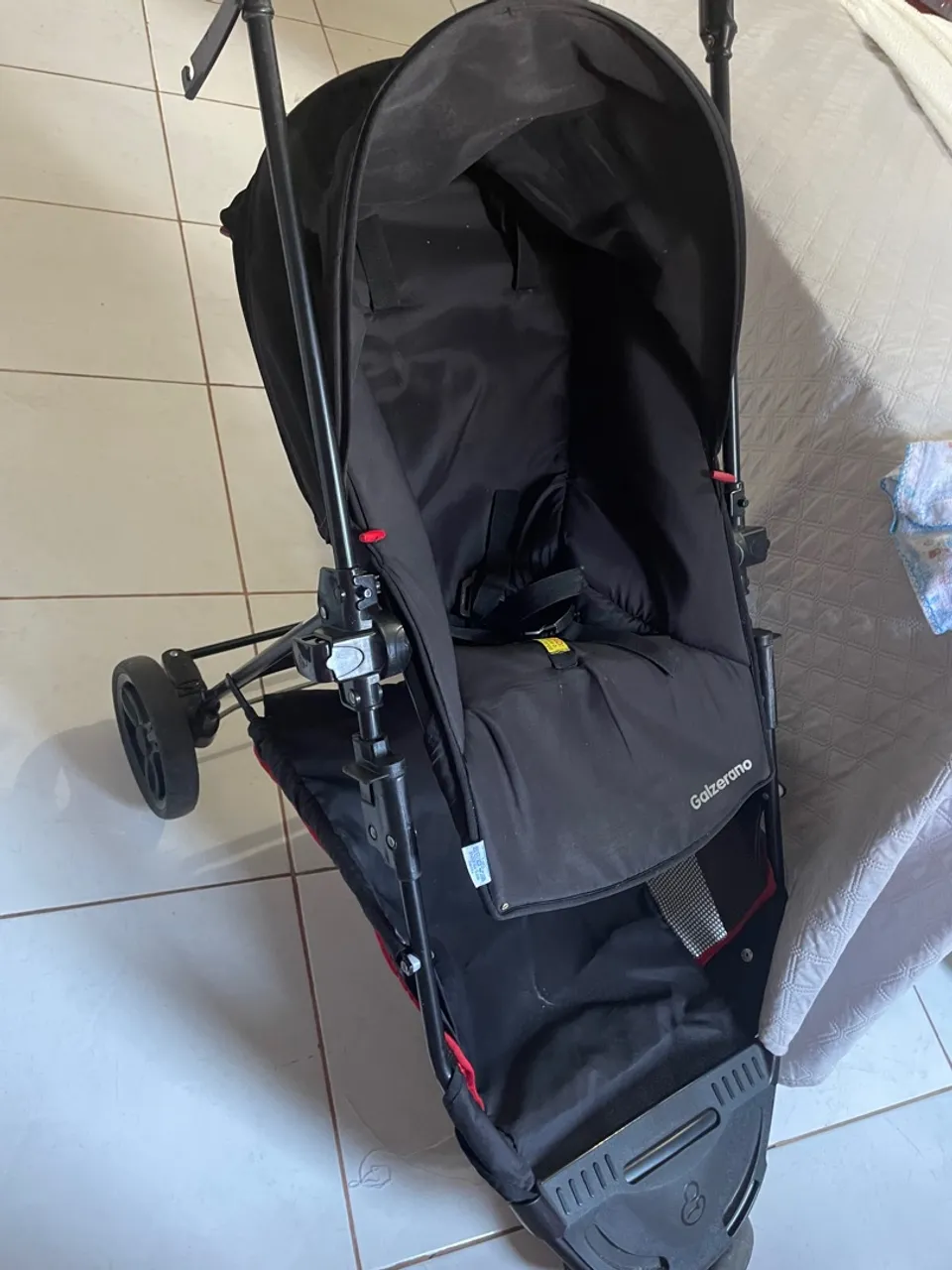 Carrinho de bebê dobrável leve e prático
