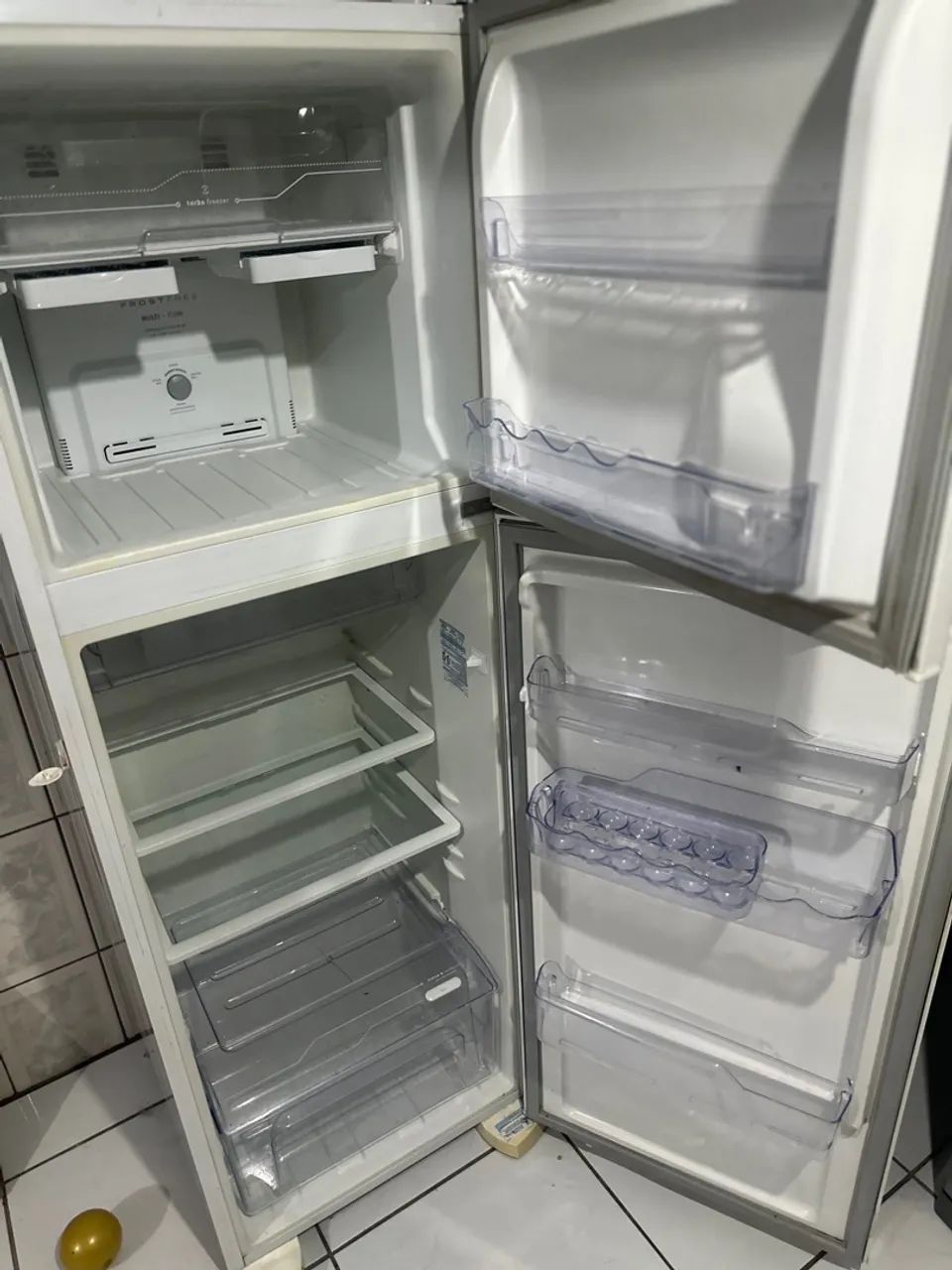 Geladeira duplex Eletrolux frost free, conservada.
