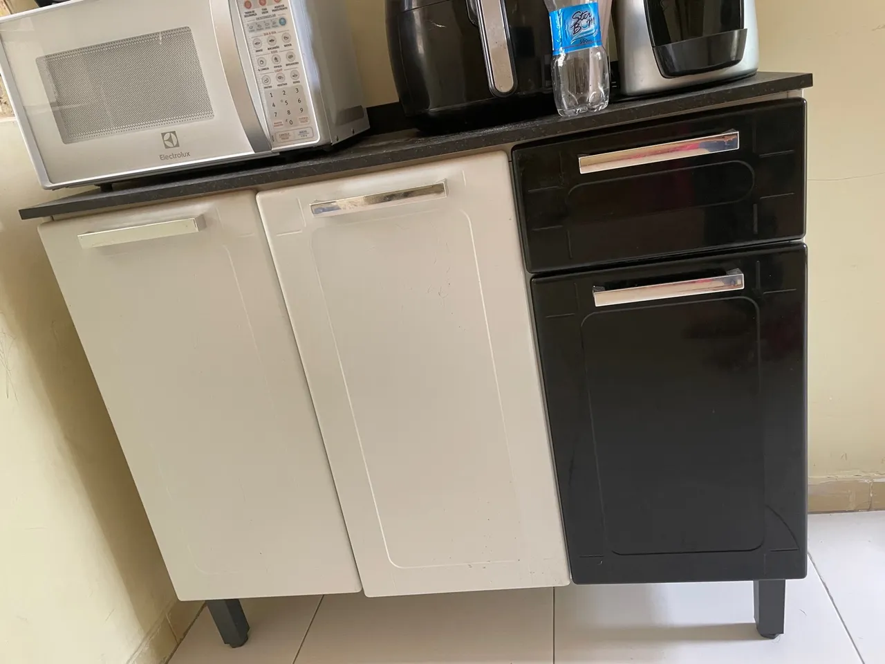 Armário de cozinha com gavetas