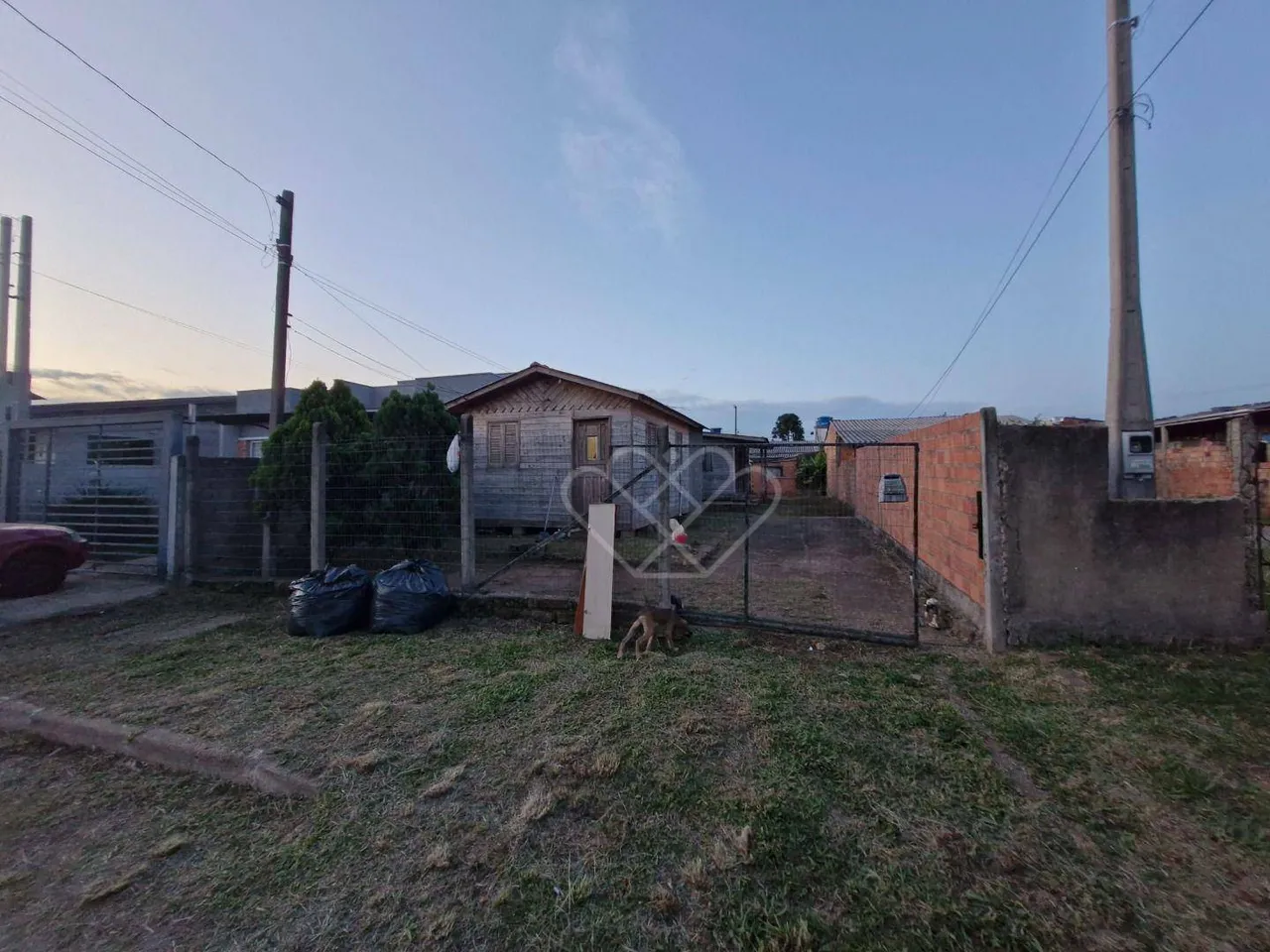 Charmosa Casa Compacta com Suíte e Vaga de Garagem para Locação