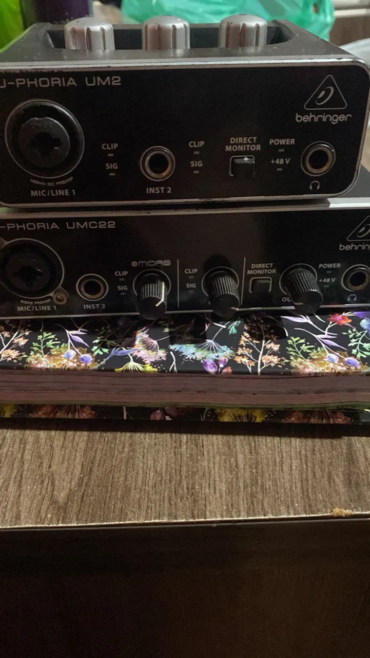 Pedais reverber interface delay etc