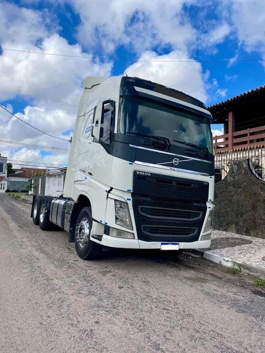 Caminhão Volvo FH 460 Globetrotter 2016