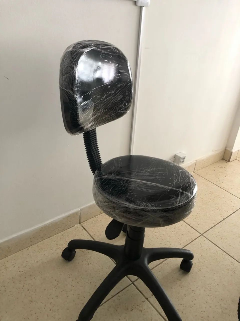 Cadeira de Escritório( mocho estética) - Foto 3