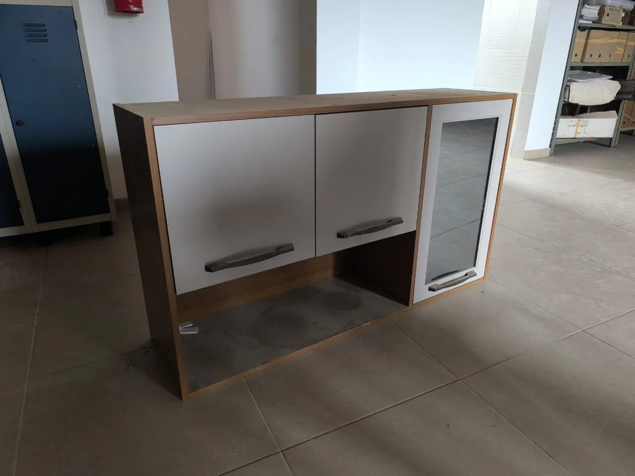 Armário de cozinha com vidro e duas portas