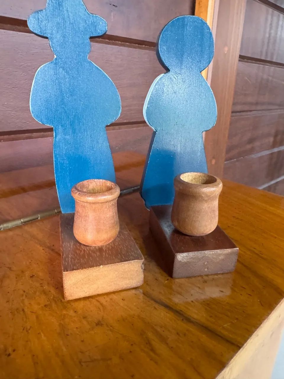 2 CASTIÇAIS DE MADEIRA PINTADOS À MÃO. PERFEITOS - Foto 3