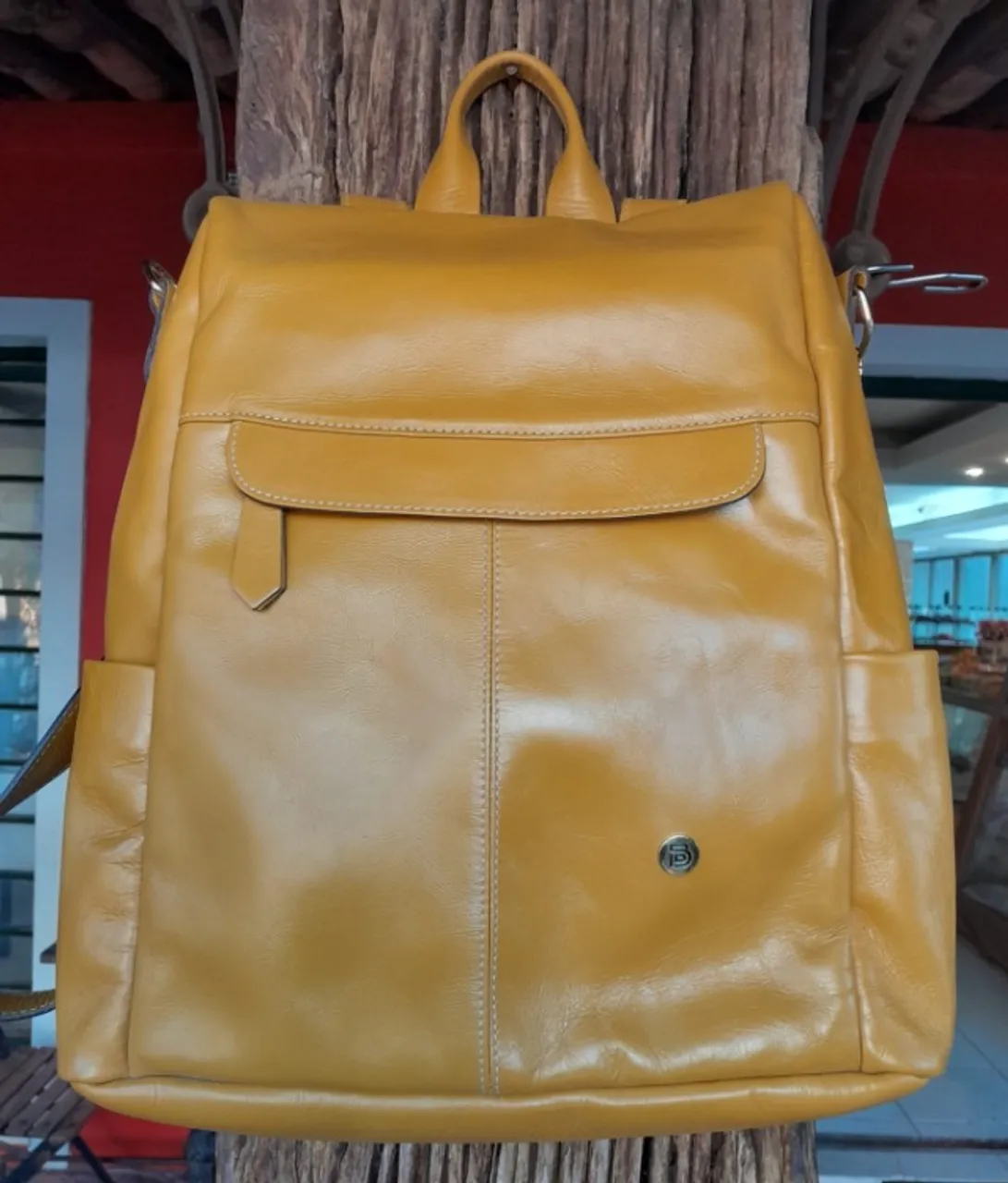 Nova, sem uso - Mochila, em couro natural, da marca Betânia Couros.