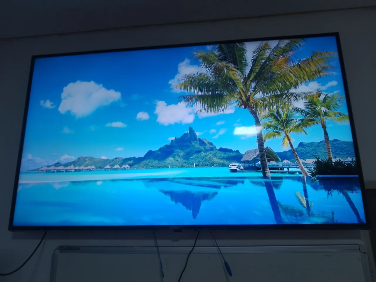 TV Tela Grande com Imagem Paradisíaca - Perfeita para sua sala!