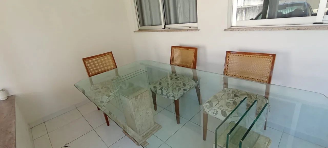 Mesa de vidro 19mm, base de mármore, com 6 cadeiras.