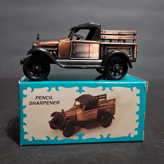 Apontador de mesa em formato de Caminhão Rural Ford 1915 Em Metal - Foto 6