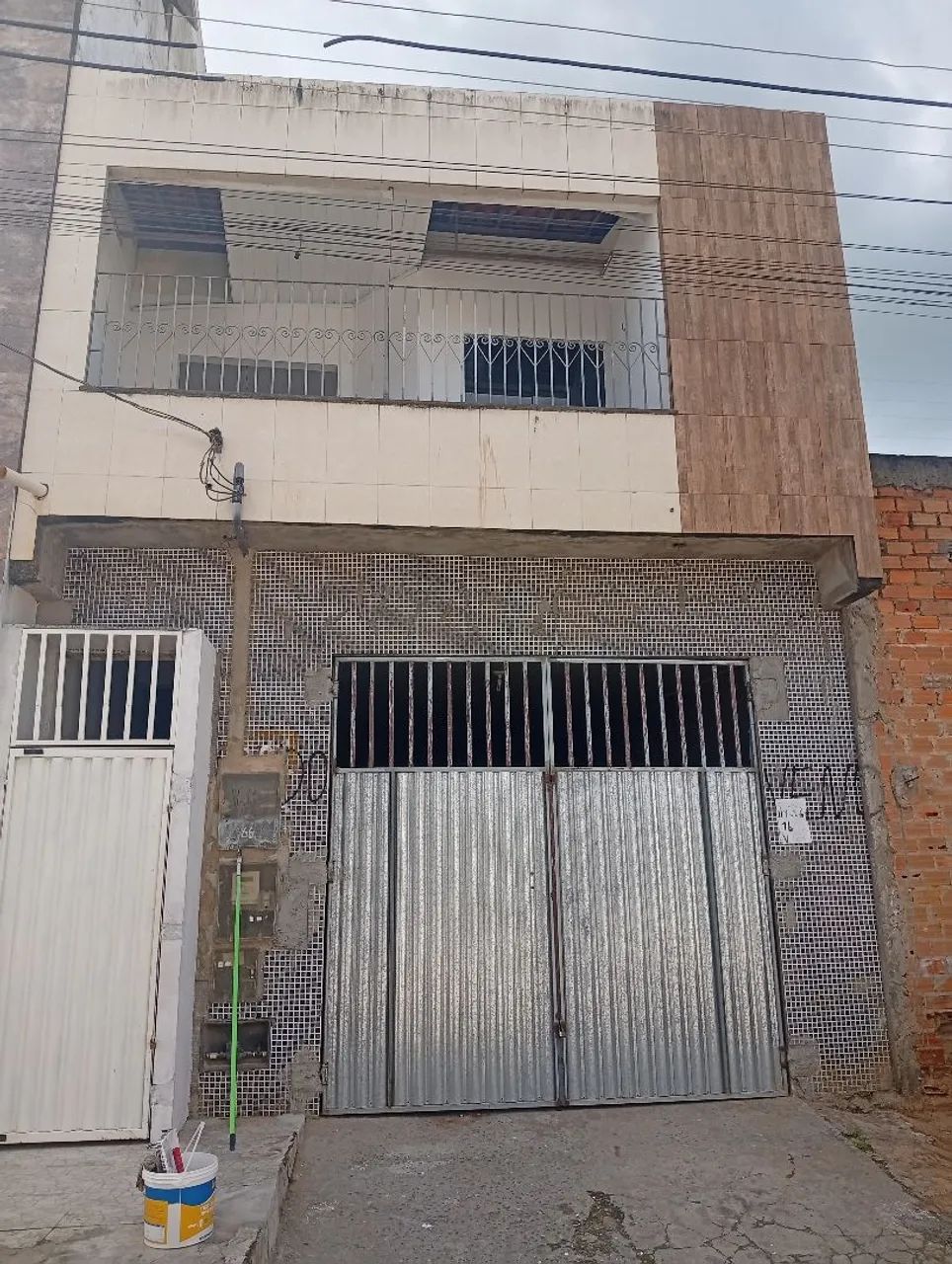 Casa estilo prédio,casa em cima galpão em baixo 