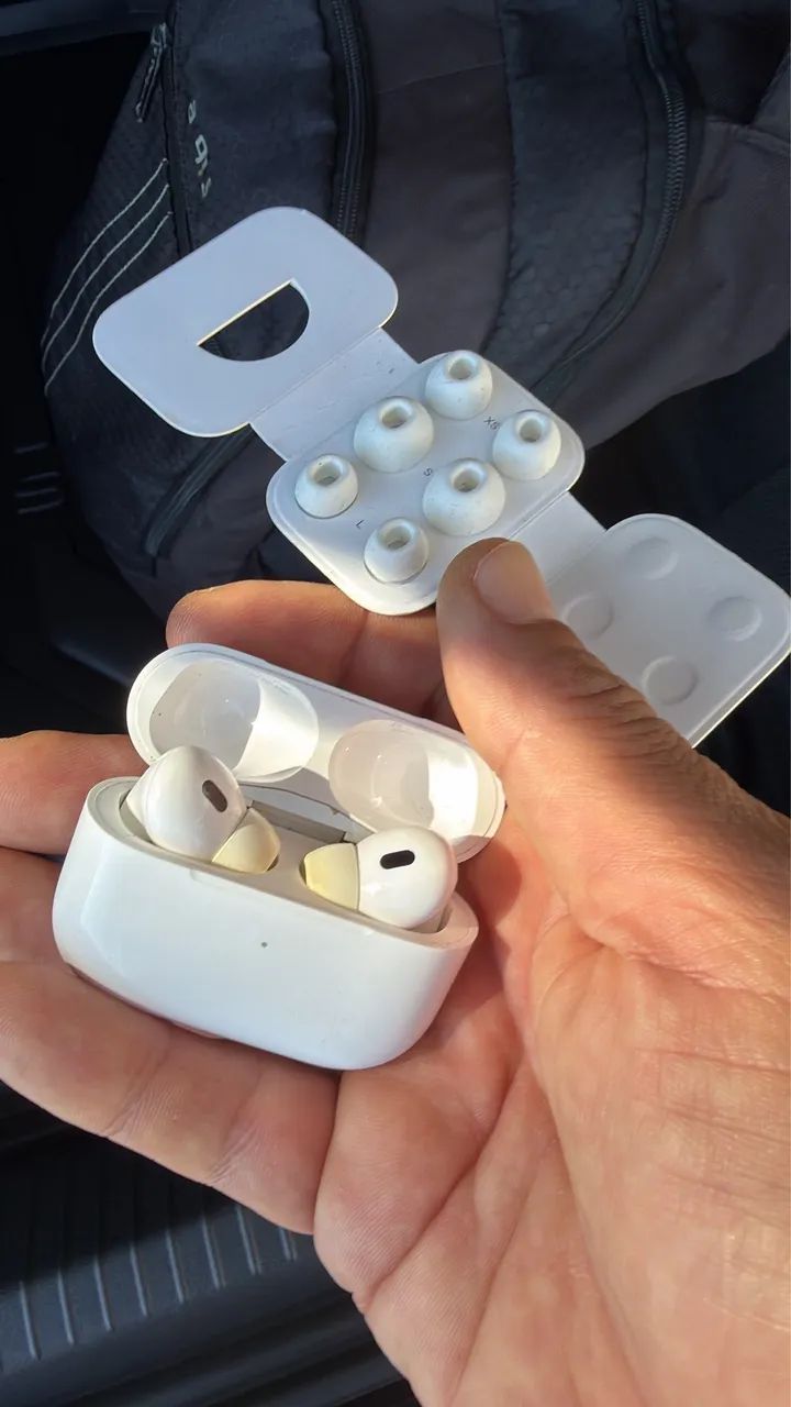 AirPods Pro 2 com cancelamento de ruído e borrachinhas de ajuste nunca usadas.  - Foto 2